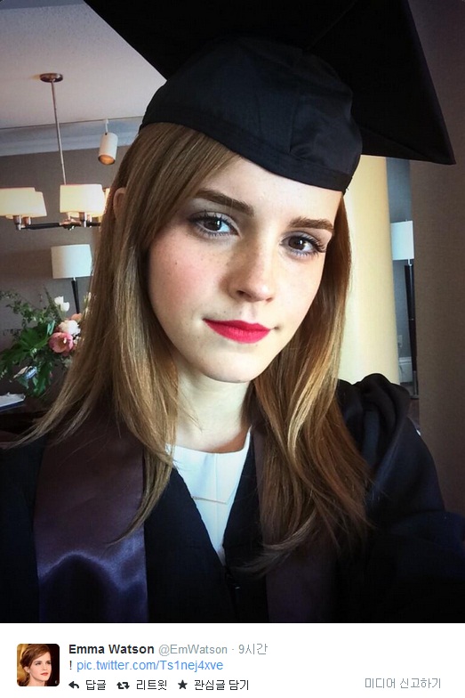 ▲엠마 왓슨이 대학 졸업을 기념해 트위터에 사진을 올렸다. (사진: 엠마 왓슨 트위터)