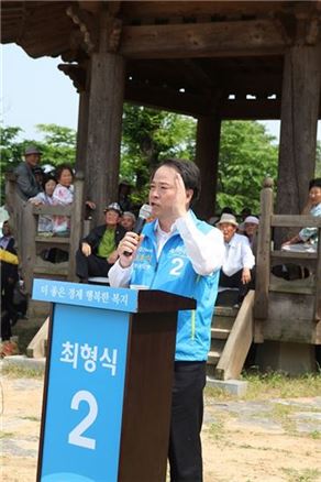 <최형식 담양군수 후보는 작목반을 비롯한 사회적기업을 적극 육성하는 등 풀뿌리경제 활성화에 최선을 다하겠다는 공약을 발표했다.>