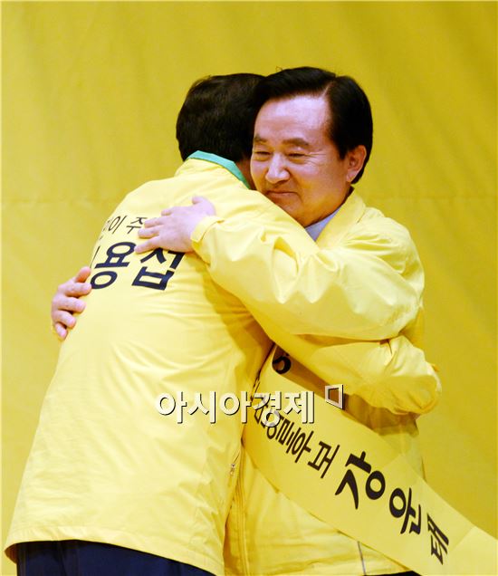 [포토]껴안고 위로, 격려하는 강운태와 이용섭 