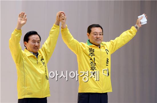 [포토]강운태 후보 광주시장 단일화 확정 환호