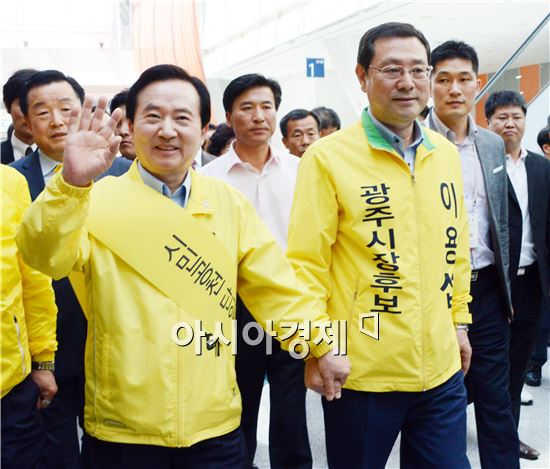 [포토]손잡고 나오는 강운태 후보와 와 이용섭