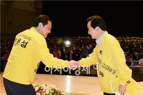 [포토]이용섭 후보와 악수하는 강운태 광주시장 단일후보 