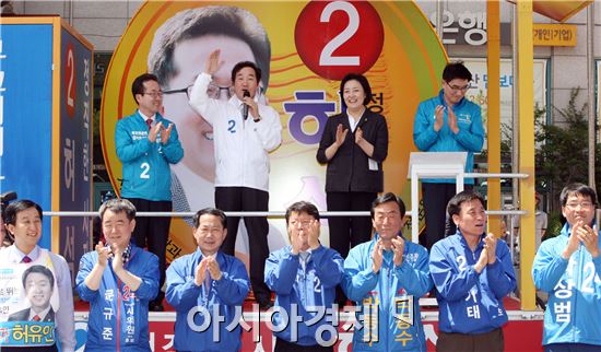 이낙연 전남지사 후보가 박영선 원내대표와 함께 합동유세를 하고 있다.