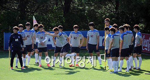 [포토] 멀리뛰기 훈련하는 축구대표팀