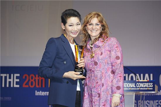 글로벌 여성 리더십 상을 수여한 후 기념 촬영을 하고 있는 모습. (좌측) 김성주 성주그룹 회장 (우측) 프레다 미리클리스 BPW 회장 