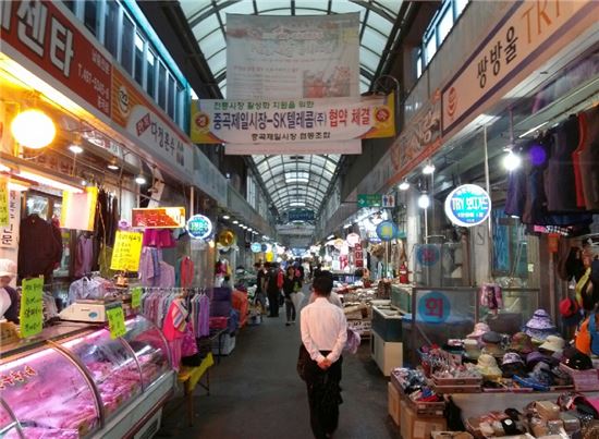 지난 25일 오후 서울 중곡제일골목시장을 찾은 소비자들이 제품을 둘러보고 있다. 