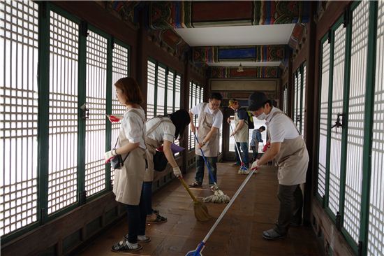 광주요 그룹 임직원이 지난 24일 창덕궁 일대의 문화유산 보존을 위해 환경 가꾸기에 나서고 있다.
 