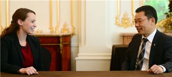 "돈세탁 의혹 北금융, 어떻게 개혁할지부터 고민을"