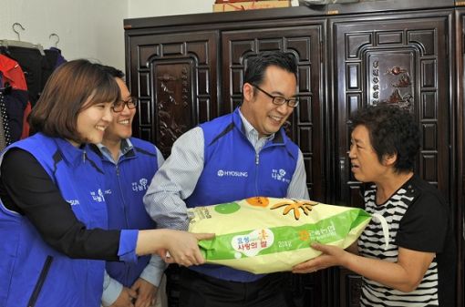 효성 직원들이 마포구 이웃을 찾아 사랑의 쌀을 전달하고 있다.