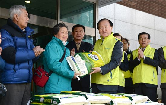 ▲김주하 농협은행장과 직원봉사단이 지난 3월 서울 교남동사무소를 찾아가 소외계층을 위해 쌀과 반찬등을 전달했다.
