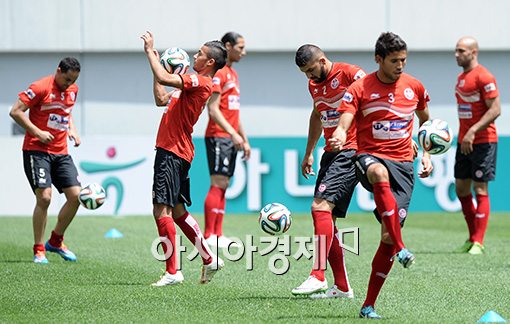 [포토] 평가전 앞두고 훈련하는 튀니지 대표팀