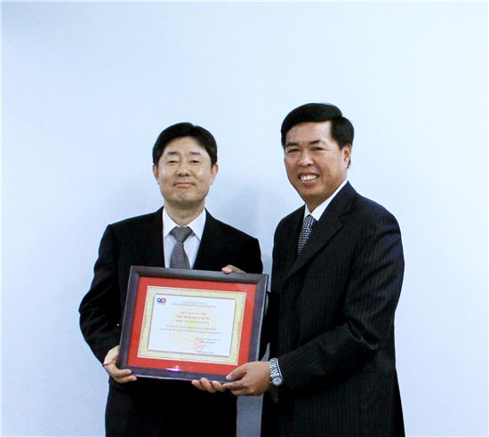 심의영 나이스평가정보 대표(왼쪽)과 도 호앙 퐁(Do Hoang Phong) NCIC 대표가 기념 촬영을 하고 있다.
