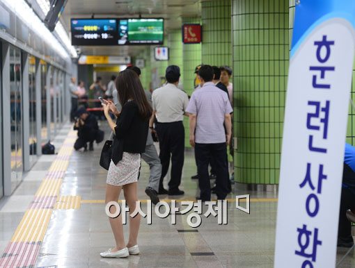 [포토]실전처럼 실시되는 훈련? 훈련 장소 안에 있는 시민 