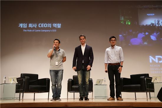 왼쪽부터 김정주 NXC 회장, 오웬 마호니 넥슨재팬 대표, 박지원 넥슨코리아 대표 