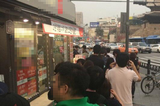 ▲지난 23일 서울 동대문 인근 한 휴대폰 매장에는 스마트폰을 사기 위한 구매 행렬이 이어졌다. (사진=온라인 커뮤니티)