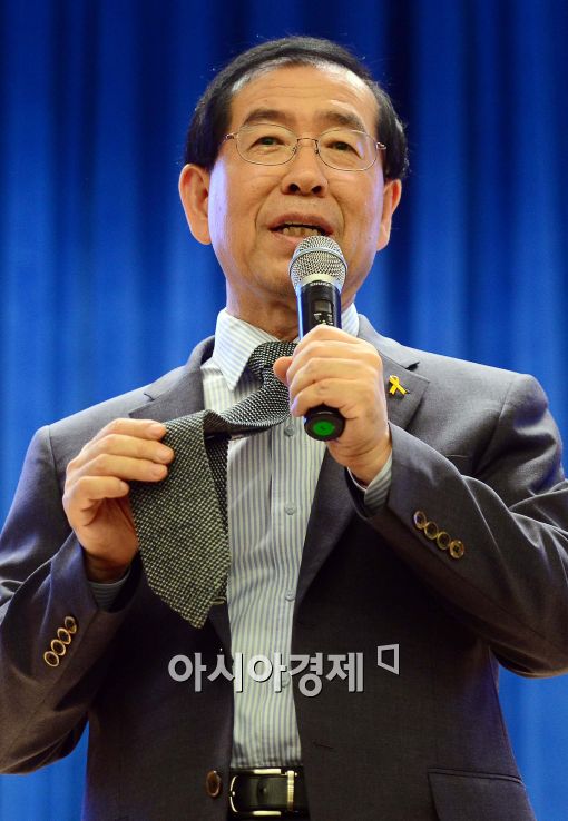[포토]박원순 후보, '제 넥타이 어때요?'