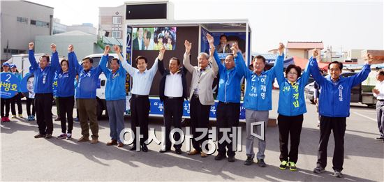 정동영 중앙선대위 공동위원장이 안병호 함평군수 지원유세를 펼쳐 “풍요로운 함평, 행복한 군민”을 기치로 선거승리를 다짐한 안병호 후보에게 전폭적인 지지를 보냈다.  유세가 끝나고 정동영 위원장과 안병호 함평군수 후보, 기초의원 후보자들이 필승을 다지면하면서 파이팅을 외치고 있다. 노해섭 기자 nogary@