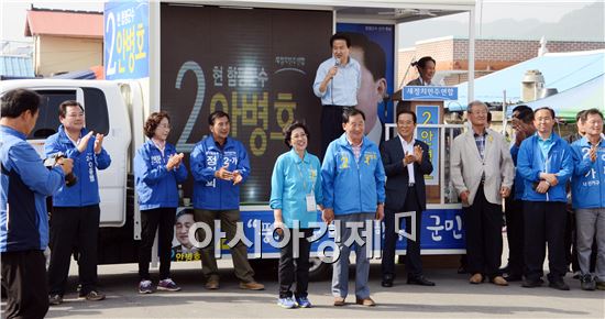 정동영 중앙선대위 공동위원장이 안병호 함평군수 지원유세를 펼쳐 “풍요로운 함평, 행복한 군민”을 기치로 선거승리를 다짐한 안병호 후보에게 전폭적인 지지를 보내달라고 호소했다. 