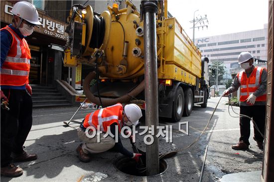 [포토]광주북구, 여름 장마대비 하수 정비