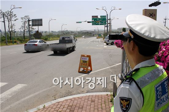 함평경찰은 사고다발지역 교차로상 캠코더를 이용한 교통법규 위반 단속을 실시할 계획이다.
