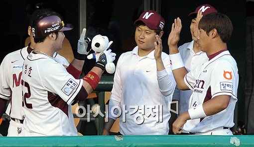 [포토]홈런 치고 축하받는 박병호