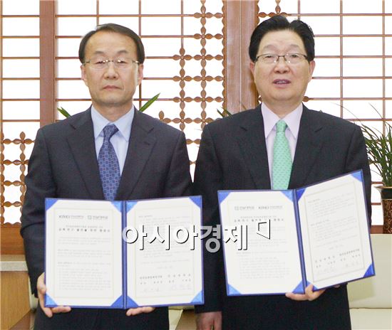 최세균 한국농촌경제연구원장(왼쪽)과 지병문 전남대 총장이 기념촬영을 하고 있다.