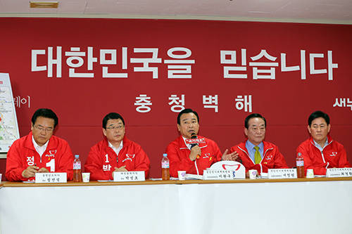 이완구(왼쪽에서 3번째) 새누리당 원내대표가 박성효 대전시장 후보의 필승전략을 얘기하고 있다.