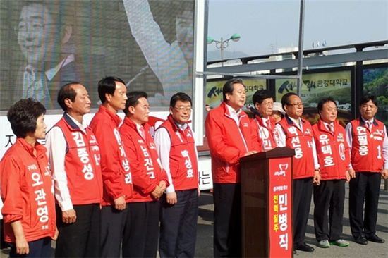 김무성 의원(새누리당 공동선거대책위원회 위원장)이 대전에서 거리유세를 하고 있다.