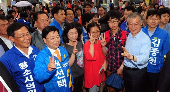 문재인(앞줄 오른쪽에서 2번째) 의원과 권선택 대전시장 후보 등이 대전 으능정이거리에서 거리유세 후 시민들과 기념사진을 찍고 있다.