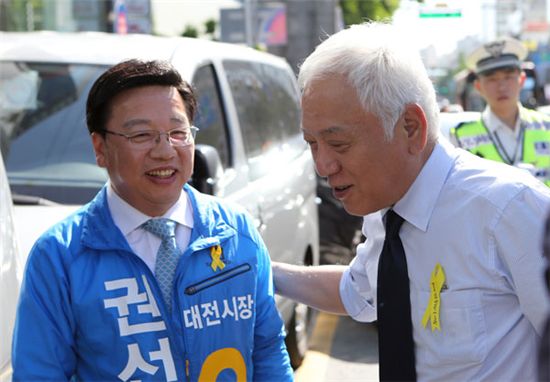 김한길(오른쪽) 새정치민주연합 공동대표가 권선택 대전시장 후보와 선거운동에 나서고 있다.