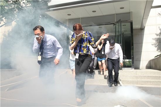 27일 오후 경기 용인의 녹십자 본사 사옥에서 열린 재난대비 비상 대피훈련에서 임직원들이 훈련에 임하고 있다. 