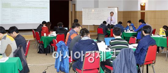 해남군은 지난 4월30일부터 5월2일까지 2박3일 동안 (사)한국공공자치연구원에 위탁해 주요 사업부서 7급이하 실무직원 31명을 대상으로 교육을 실시했다.

