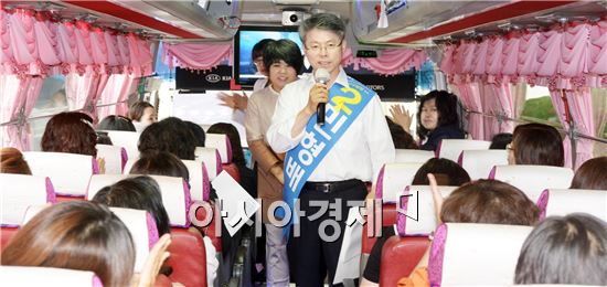 민형배 새정치민주연합 광산구청장 후보가 국회 가는 보육교사들과 버스에서 정책간담회를 개최했다.