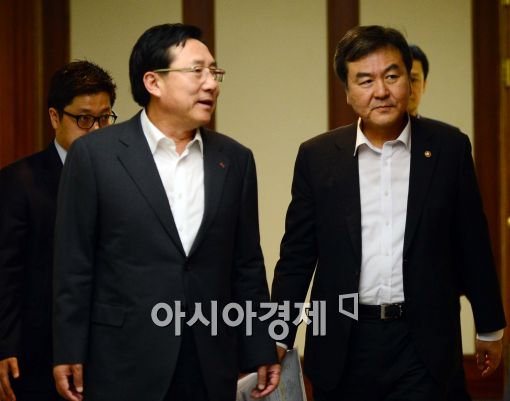 [포토]중소기업 금융규제 개선 간담회 참석하는 신제윤-김기문