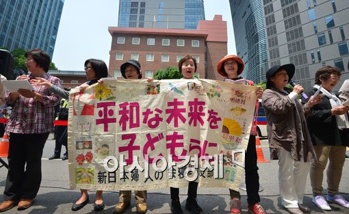 [포토]아리랑 부르는 오사카 신부인회 회원들 