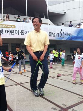 25일 오전 11:00~11:50 줄넘기 대회가 열리는 서울 잠실 학생체육관에서 연습 중이던 어린이 선수들과 줄넘기 대결을 벌이고 있다.