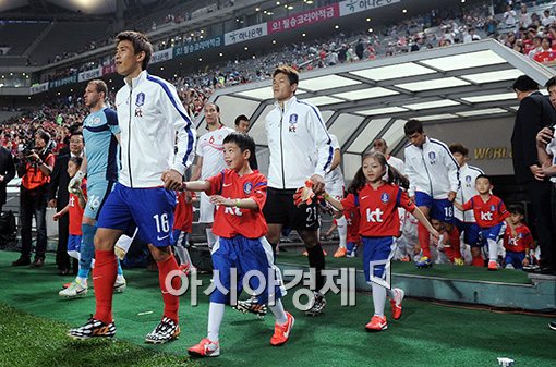 [포토]경기장 입장하는 태극전사들