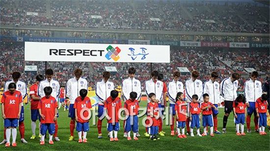 한국대표팀은 지난 튀니지와의 평가전에서 졸전 끝에 0대1로 패배했다.
