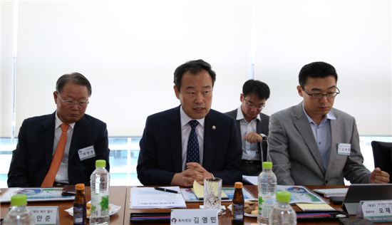 김영민(왼쪽에서 2번째) 특허청장이 수출중소기업의 임직원들과 간담회를 갖고 있다.