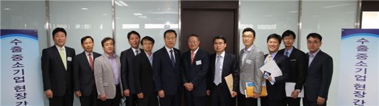 김영민(왼쪽에서 6번째) 특허청장과 수출중소기업 임직원들이 간담회를 갖고 기념사진을 찍고 있다.