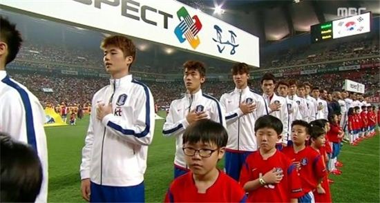 기성용 왼손 경례, 한국·튀니지 평가전서 "국가대표가 이런 큰 실수를…"