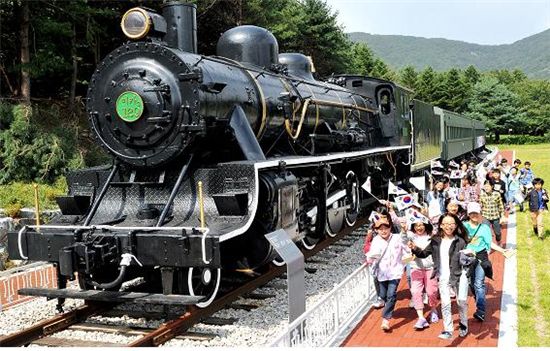 어린이들이 국립대전현충원 안에 기관차로 만들어진 '호국철도기념관'을 돌아보고 있다.