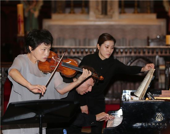 28일 오후 서울 중구 명동2가 명동성당 대성당에서 바이올리니스트 정경화와 명동성당이 함께 하는 치유음악회 ‘그래도, 사랑’ 공연이 열렸다. 바이올리니스트 정경화와 피아니스트 케빈 케너가 합주를 하고 있는 모습.