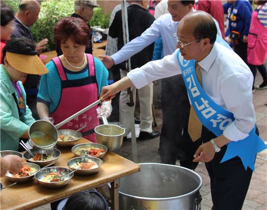 김남성 중구청장 후보, 장충단공원서 무료 배식 봉사 