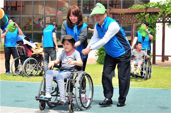 조재홍 KDB생명 사장(앞줄 오른쪽)이 임직원들과 경기도 광주에 위치한 한사랑마을을 방문해 장애 아동들과 함께 미니운동회를 하고 있다. 