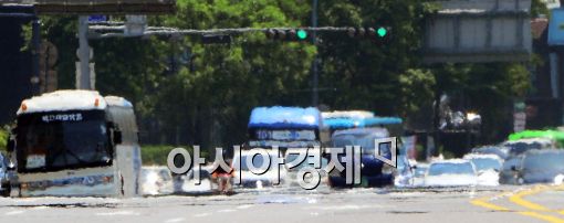 [포토]아지랑이 피어 오른 아스팔트, '보기만 해도 더워....'