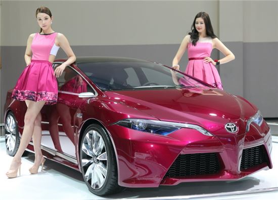 도요타가 '2014 부산모터쇼'에서 선보인 NS4 옆에서 모델들이 포즈를 취하고 있는 모습. 