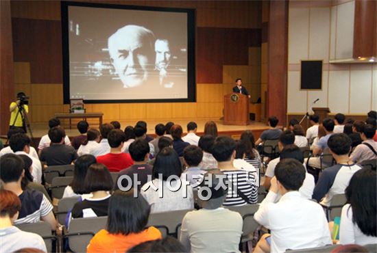 호남대학교 경찰학과(학과장 김문호)는 29일 오전 11시 광산캠퍼스 국제회의실에서 장전배 광주지방경찰청장을 초청해 특강을 실시했다.  

이 날 특강에서 장 청장은 ‘안전과 행복을 향한 꿈, 그리고 경찰’을 주제로 경찰학과 학생 200여명을 대상으로 강의를 펼쳤다.  

경찰학과 학생들은 이 날 특강을 통해 경찰의 소명과 책임의식의 중요성을 느꼈다.
