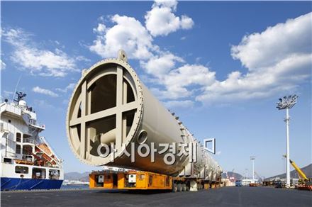두산건설이 러시아에서 600억원 규모의 화공기기(CPE)를 수주했다. 사진은 유사 실적인 카타르 Barzan Project의 Absorber를 출하하는 모습.
