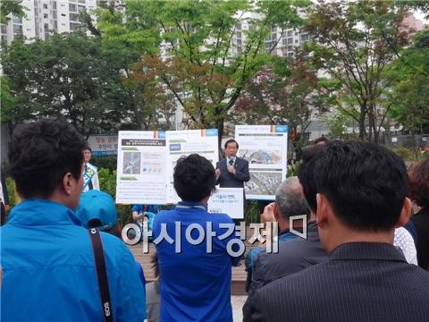 ▲박원순 후보가 창동역 인근 광장에서 '아시아지식기반허브' 공약을 설명하고 있다.